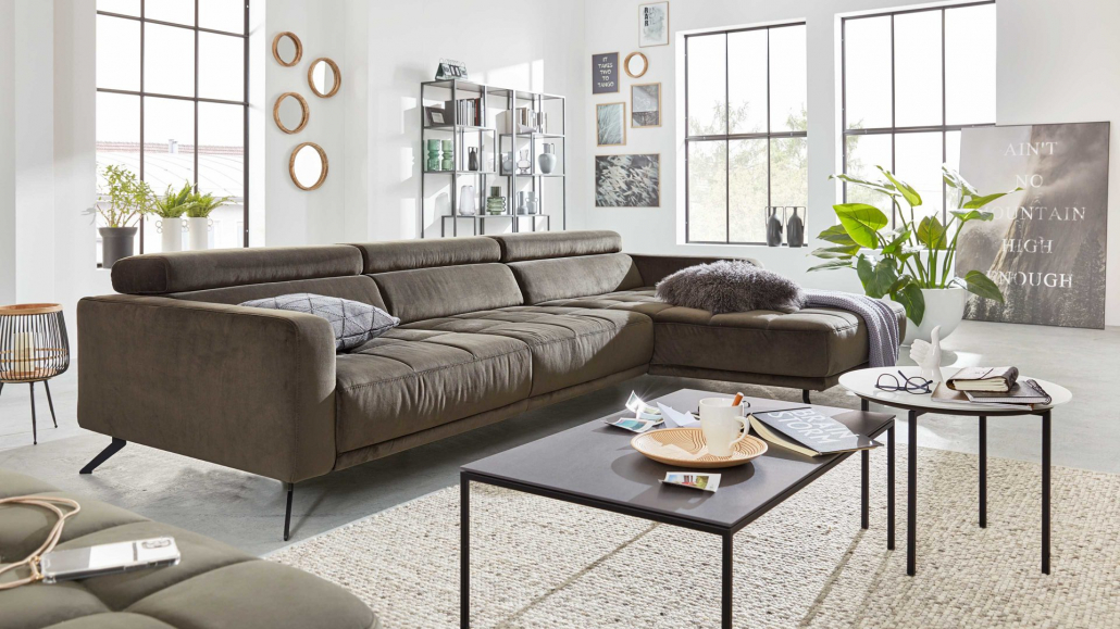Sofa in Braun in einem minimalistisch eingerichteten Wohnzimmer