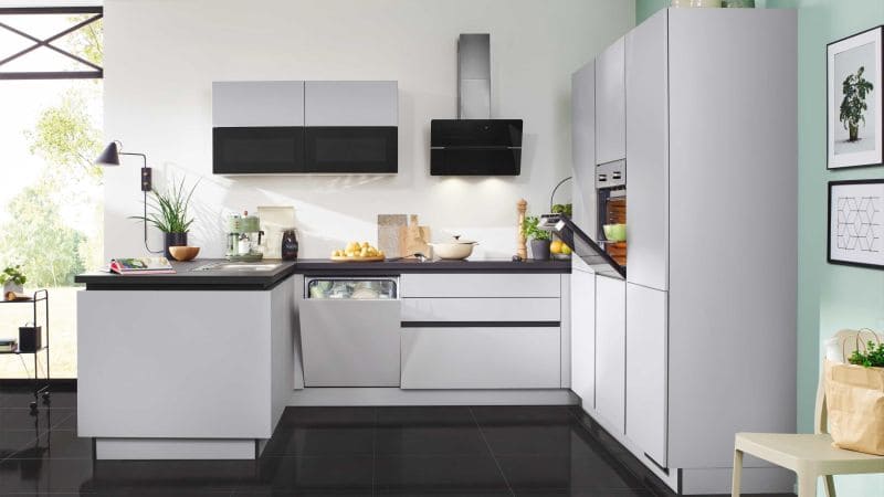 Moderne, weiße, offene Küche in U-Form