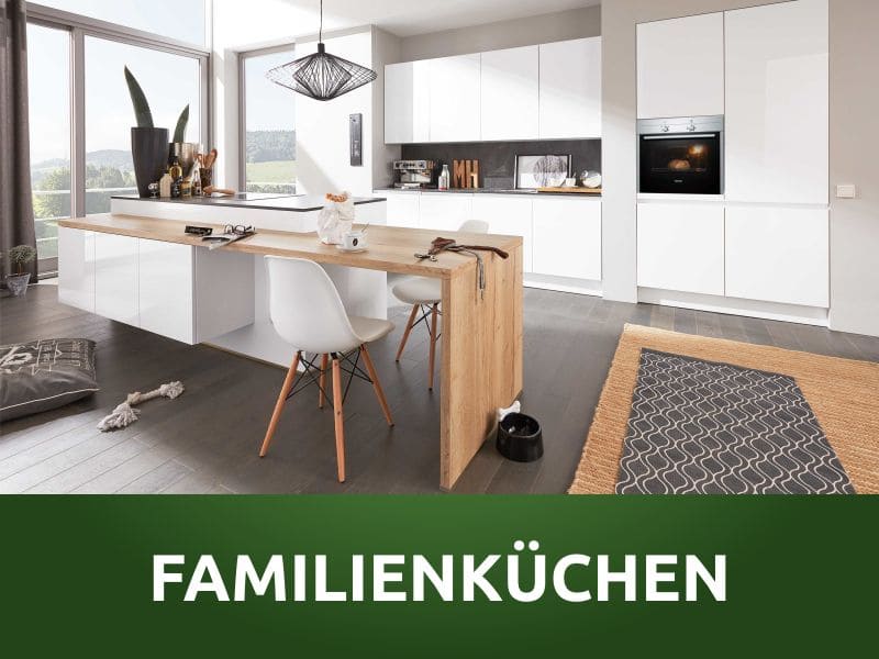 Familienküchen-Banner, im Hintergrund moderne, weiße Küche mit holzfarbiger Theke