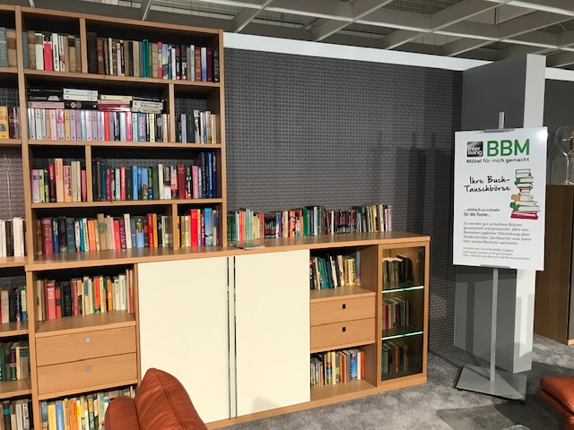 Bücherregal, das mit Büchern vollgestellt ist